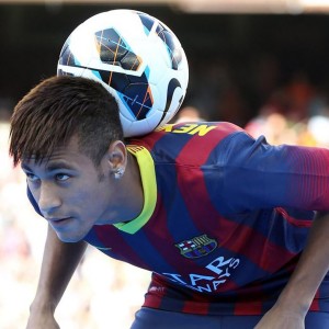 在线体育博彩-从进攻之矛到防守之盾，梅西的战术颠覆如何点燃曼联之战的热议狂潮？梅西从进攻之矛到防守之盾的战术颠覆如何点燃曼联之战热议狂潮？